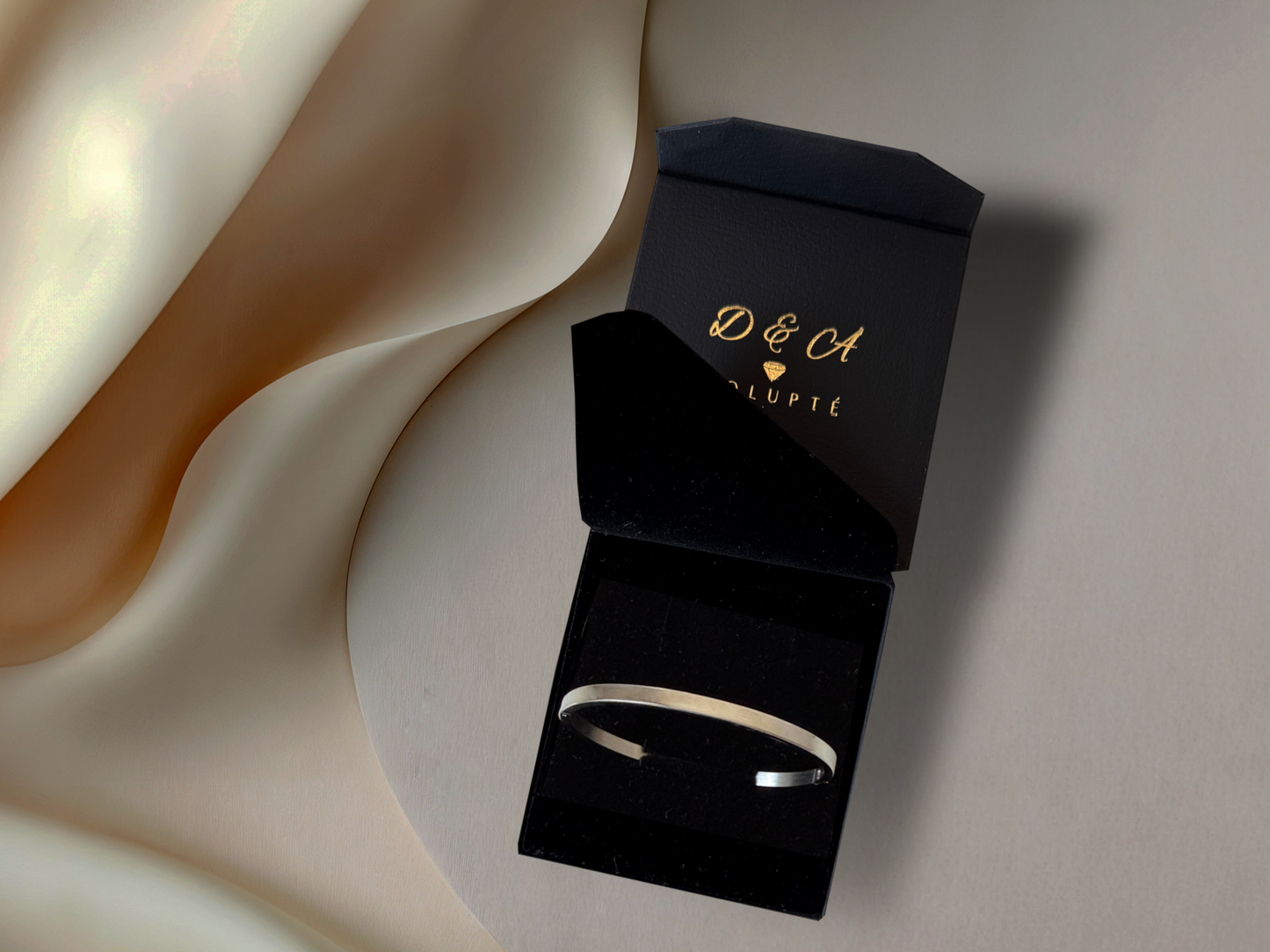 Épure Argentée – Bracelet Minimaliste